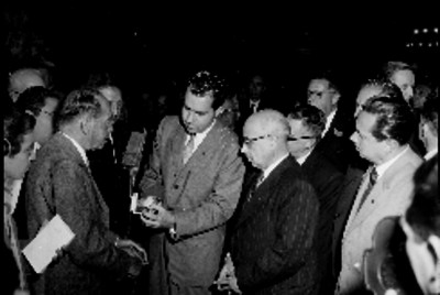 Richard Nixon observando una medalla durante su visita a la Básilica de Guadalupe