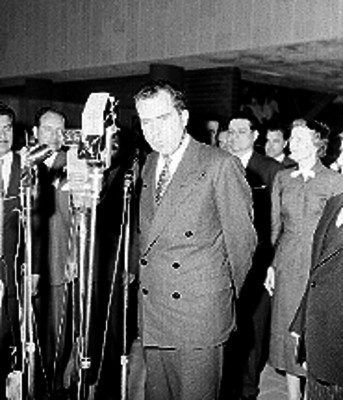 Richard Nixon acompañado de funcionarios durante una recepción