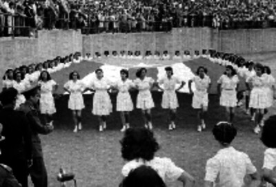 Mujeres bailando probablemente durante el festival del estadio nacional organizado en honor al Dr. Prío Socarrás, presidente de Cuba