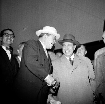 Director de la U.N.E.S.C.O. saludando a Torres Bodet