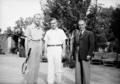 Henry A. Wallace, vicepresidente de norteamerica, con dos diplomáticos, retrato