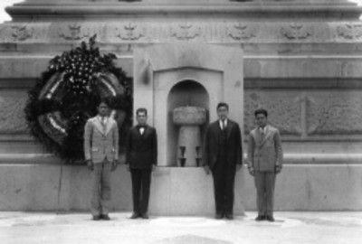 Miembros de la Asociación Corregidora de Querétaro al pie de la columna de la Independencia