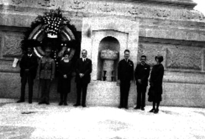 Militar acompañado de civiles en un acto cívico al pie de la columna de la Independencia
