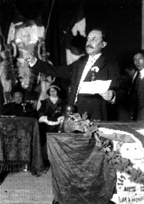 Individuo dando un discurso en una ceremonia del 5 de Mayo presidida por la nieta de Juárez