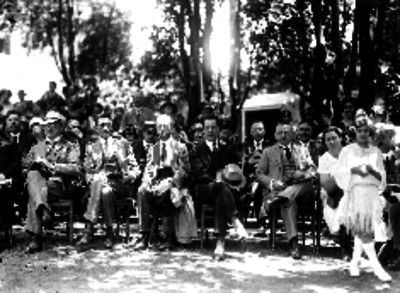 Miembros de una asociación civil en un evento probablemente en un parque