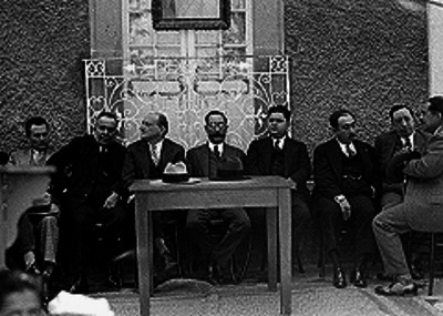 Individuos reunidos en un salón probablemente durante un evento