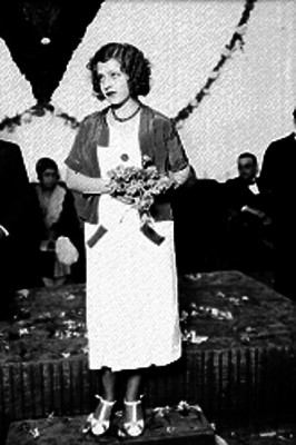 Mujer de clase media con flores en la mano durante un evento