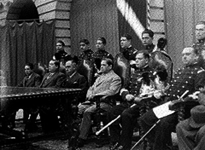 Militares y funcionarios públicos durante un acto cívico en el patio de un salón