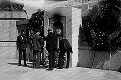 Miembros de alguna organización civil depositando ofrendas florales al pie del monumento de la independencia