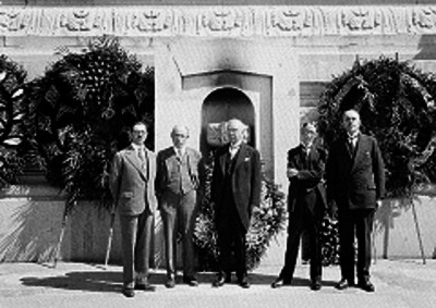 Miembros de la "Sociedad de ingenieros y arquitectos mexicanos" montando una guardia de honor, al pie de la columna de la independencia, retrato