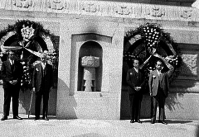 Miembros de la "comisión nacional agraria" montando guardia de honor, al pie del monumento de la independencia, retrato