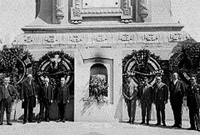 Miembros de la sociedad "Korestal" haciendo guardia de honor en la columna de la independencia, retrato