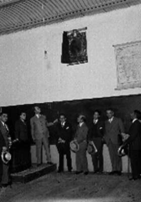 Miembro de una asociación civil en la inauguración de un retrato de Fernández de Lizardi