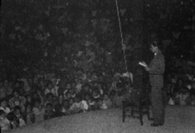 Hombre pronunciando un discurso durante una ceremonia