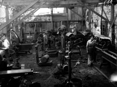 Herreros laboran en un taller