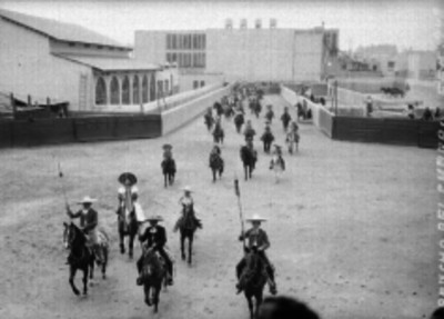 Charros con sus caballos hacia el público en un lienzo charro