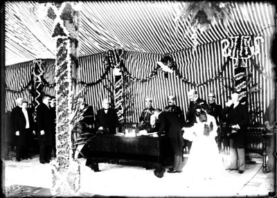 Porfirio Díaz firma documento durante una ceremonia en las fiestas de la Covadonga