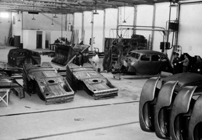 Obreros laboran en una armadora de automóviles