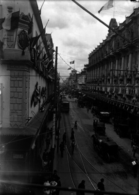 Calle 16 de septiembre esquina cinco de febrero, adornada para los festejos del Centenario de la Independencia, panorámica