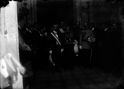 Camilo Polavieja con Federico Gamboa, Samuel Cuellar y otros embajadores salen de Palacio Nacional, retrato de grupo