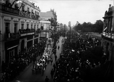 Desfile militar durante las fiestas del Centenario de la Independencia