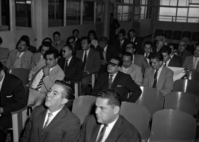 Hombres reunidos en interior de salón en una asamblea
