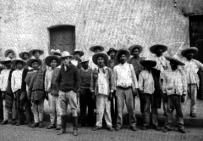 Campesinos en una calle, retrato de grupo