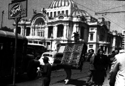 Cargador y gente frente a Palacio de Bellas Artes, calle San Juan de Letrán