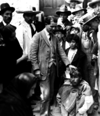 Curandero ayudando a un hombre incado