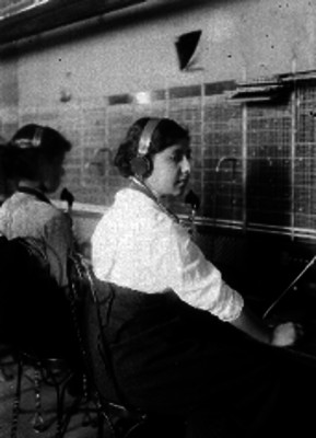 Mujer laborando como telefonista operadora
