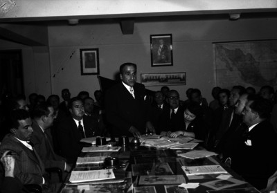 Miguel Abed hace uso de la palabra durante una junta con empresarios