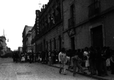 Fila de voceadores de periodico frente al edificio de "LA PRENSA"