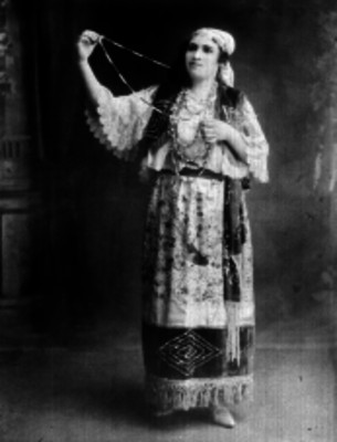 Gitana mostrando algunos de sus collares