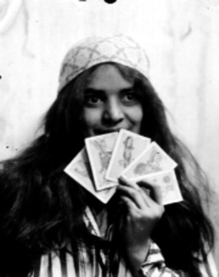 Gitana con unos naipes, retrato