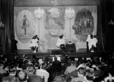 Exhibición de peluquería ante público en un salón