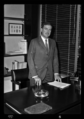 Florencio Acosta en su oficina, retrato