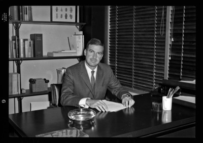 Florencio Acosta sentado ante su escritorio de oficina, retrato