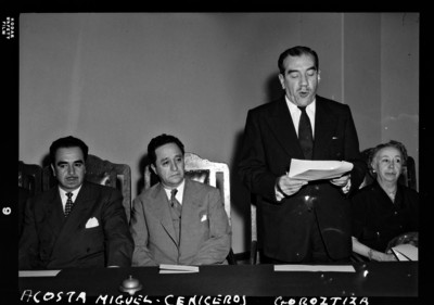 Miguel Acosta y Ceniceros durante discurso de Goroztiza en una reunión