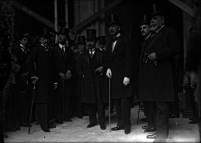 Mintshiro Adatchi, ministro del Japón, y diplomáticos en la estación de Buenavista, retrato de grupo