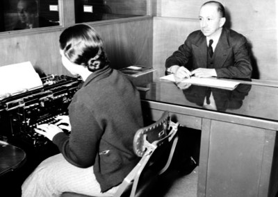 Empresario dicta documento a secretaria