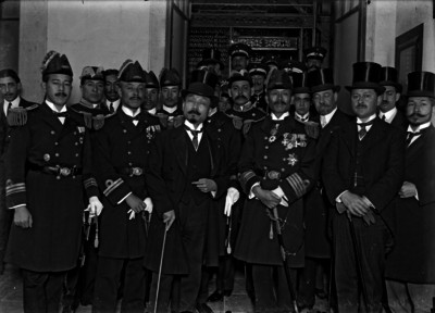 Mintshiro Adatchi con marinos fuera de la Secretaría de Guerra, retrato de grupo