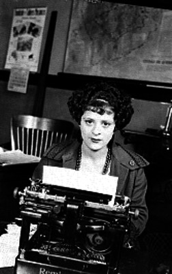Secretaria trabajando en una oficina pública, retrato