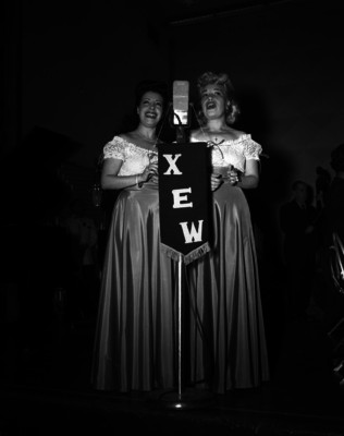 Hermanas Águila cantan durante un programa de la XEW