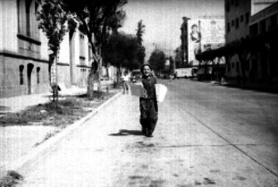 Niño vendedor de periódicos en la calle