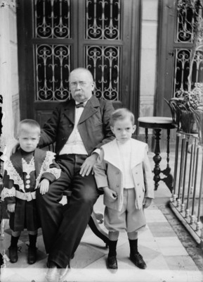 Victoriano Agüeros con niños de su familia, retrato