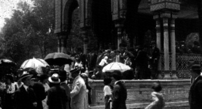 Personas afuera de un edificio durante una ceremonia pública