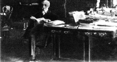 Hombre de clase alta leyendo un libro en un biblioteca, retrato