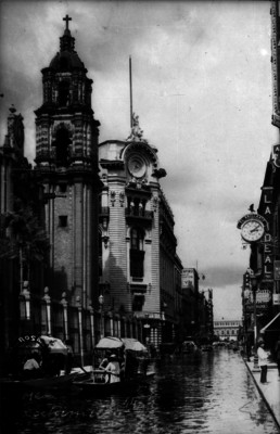 Montaje de la calle Madero inundada que simula tener trajineras de Xochimilco