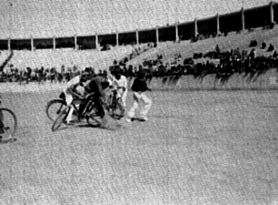Individuos con bicicletas juegan en el estadio Nacional con una escoba y una pelota, ante la presencia de un público poco numeroso