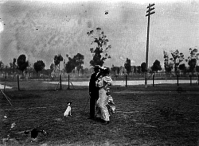 Pareja y un perro en el parque